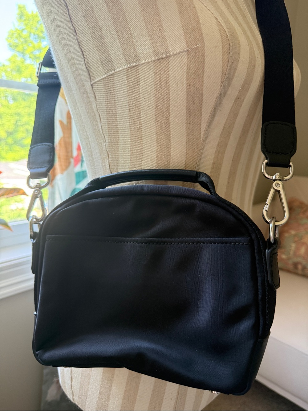 Quince Black Crossbody Bag with Adjustable Strap - Picture 3 of 8